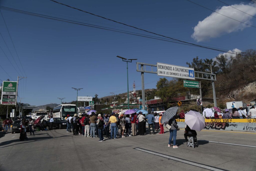 Docentes jubilados bloquean el bulevar Vicente  Guerrero; exigen pago de bonos decembrinos