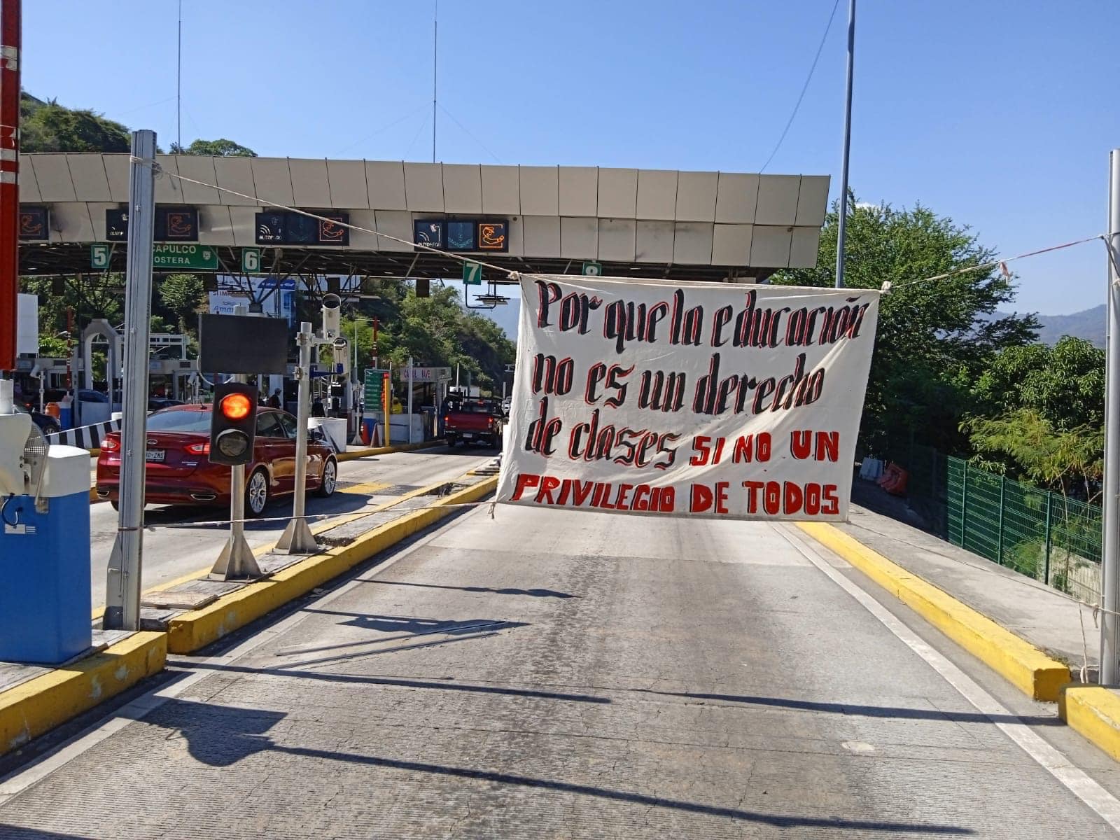 Cobran estudiantes de Ayotzinapa 100 pesos a turistas que dejan Acapulco