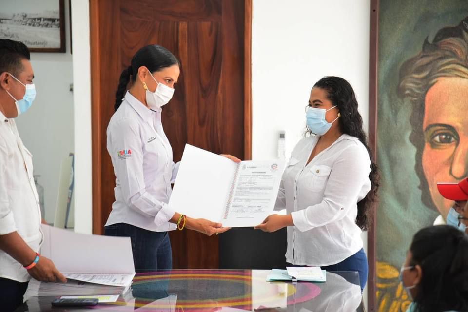 Gobierno Municipal entrega escrituras a familias de Zihuatanejo