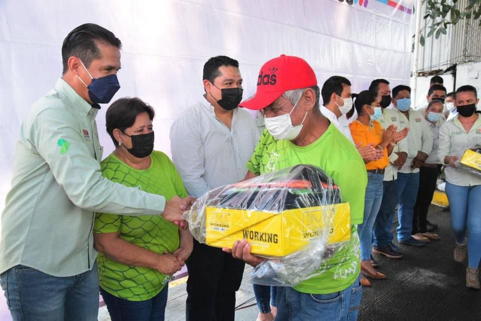 Alcalde Jorge Sánchez entrega uniformes a personal de Servicios Públicos