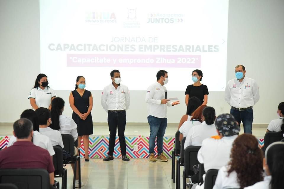 Gobierno de Zihuatanejo fomenta cultura de emprendimiento en el sector estudiantil