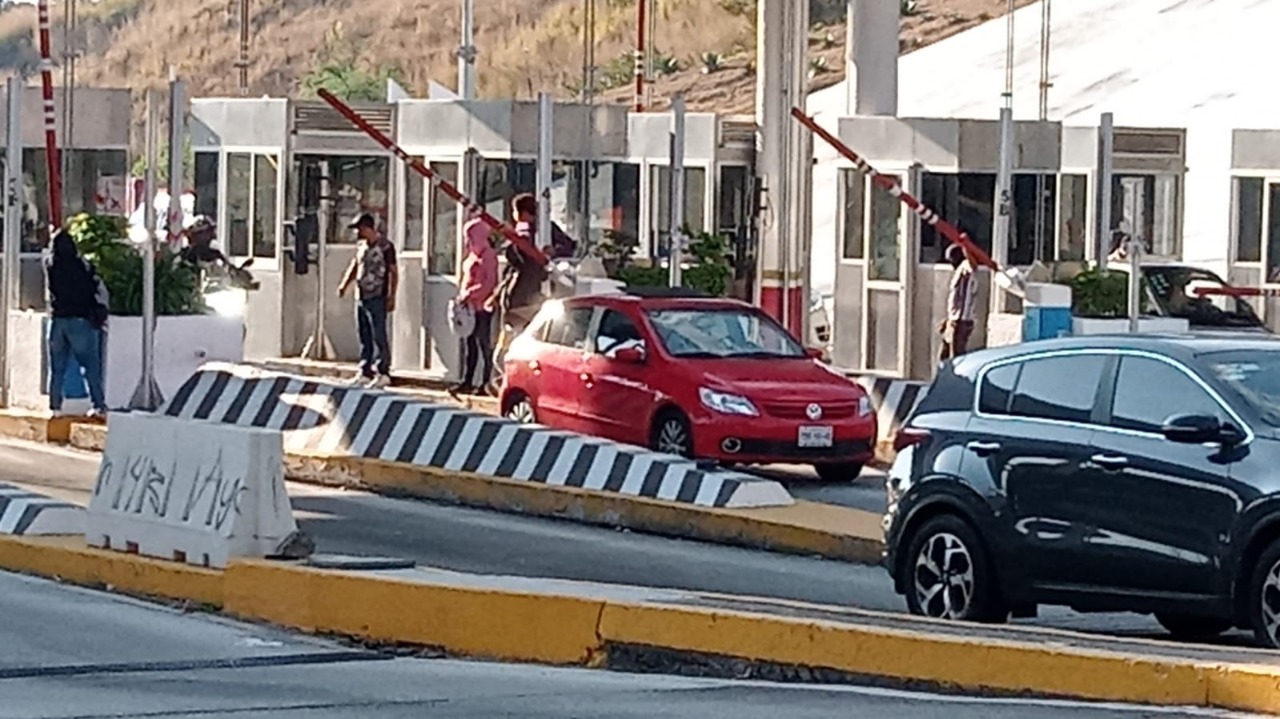 Al estilo Ayotzinapa, un grupo de “pillos” toman casetas de la Autopista y cobran de a 100 pesos a automovilistas: de inmediato fueron quitados por la Guardia Nacional