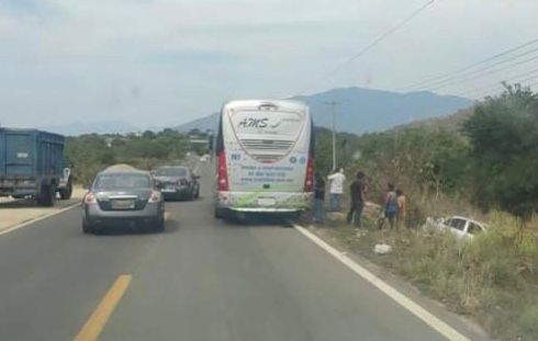 Autobús saca vehículo de la Acapulco-Zihuatanejo