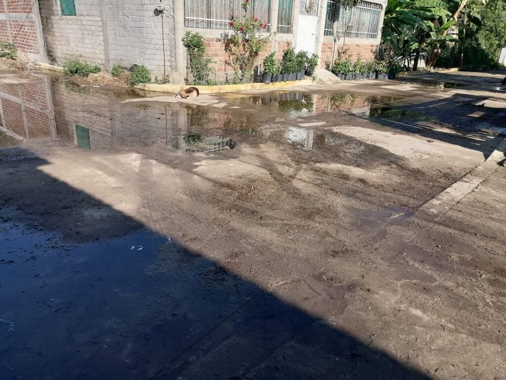 Denuncian ruptura de drenaje en San Jerónimo