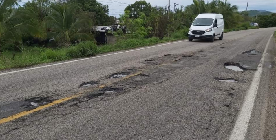 Lamentan apatía para reparar carretera federal