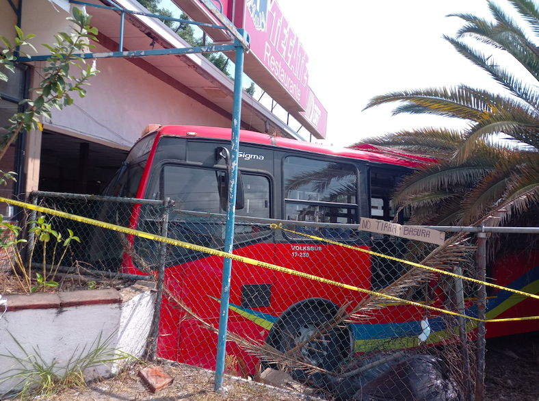 Roban unidad del Acabús en La Venta; tras persecución chocó en la caseta de Palo Blanco