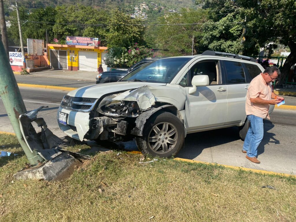 Choca camioneta contra un poste en Paseo de Zihuatanejo