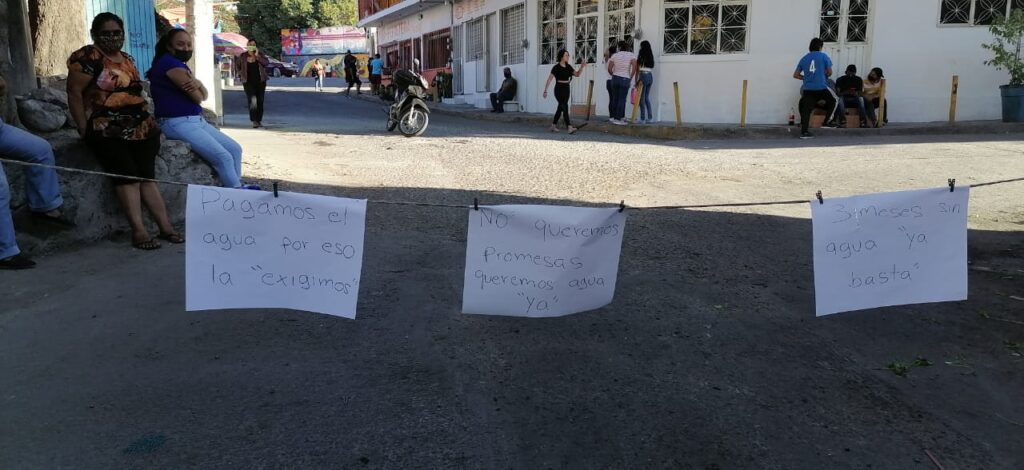 Bloquean vialidades del barrio de San Antonio de Chilpancingo por falta de agua