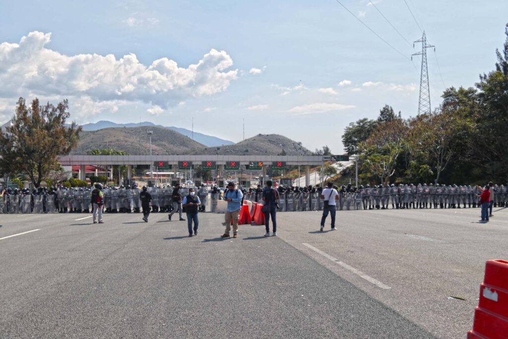 Guardia Nacional y policías estatales impidenque normalistas tomen casetas de la Autopista