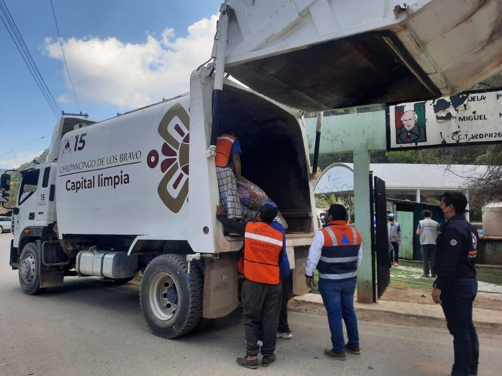 En camión recolector de basura, Norma Otilia manda despensas a Omiltemi y Xocomanatlán