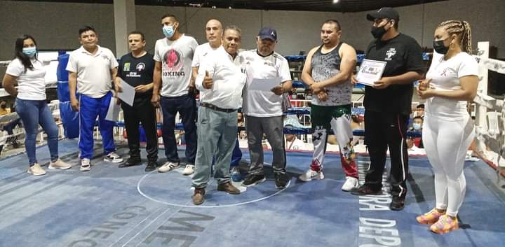 Todo un éxito la gala boxística amateur un kilo de ayuda