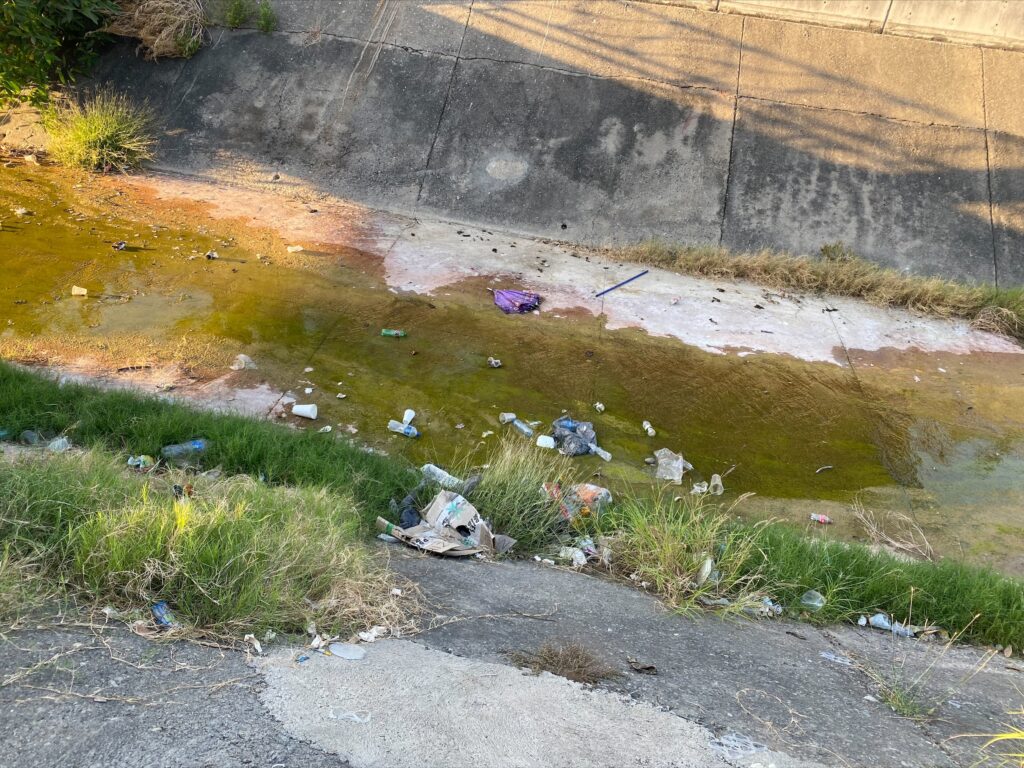 Habitantes siguen arrojando basura en los canales