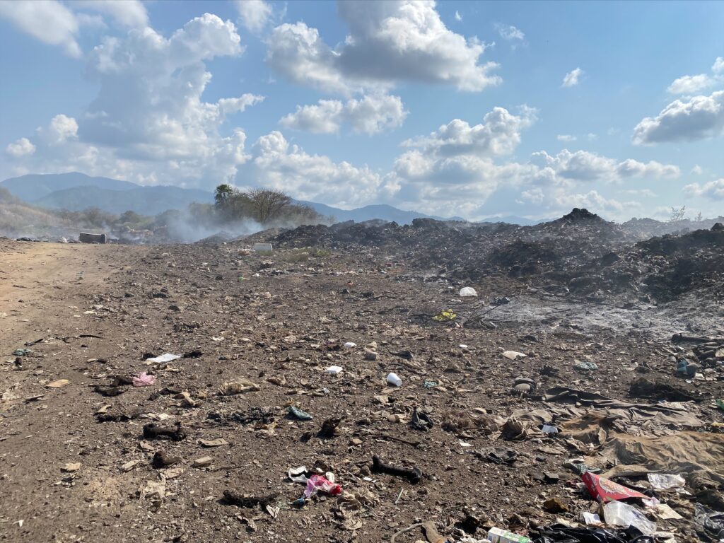 Reportan incendios constantes en basurero de Petatlán