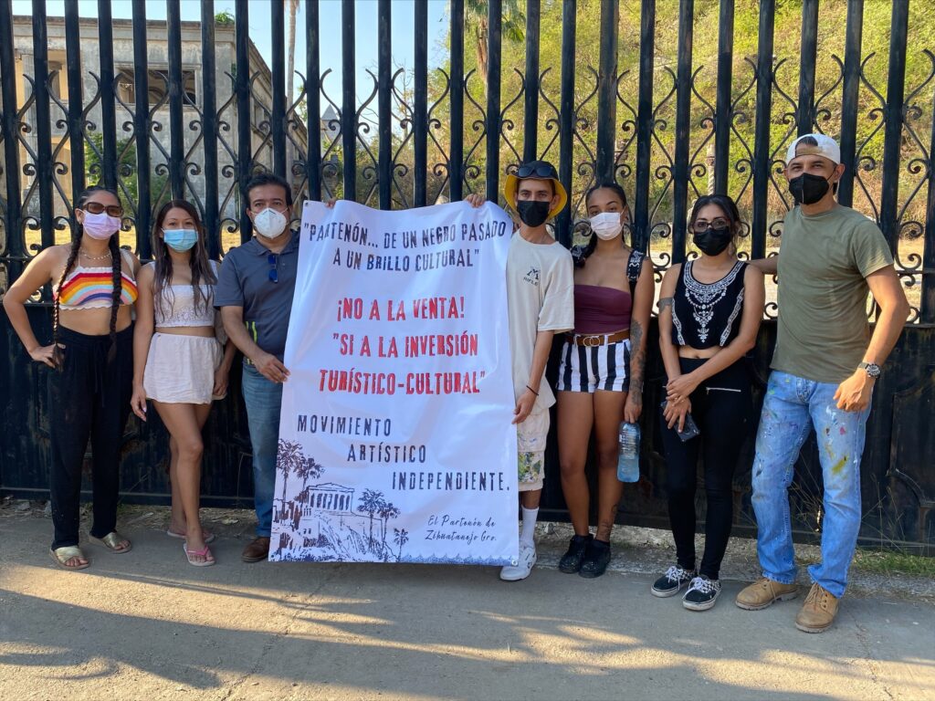 Artistas protestan frente a El Partenón de Zihuatanejo para evitar su venta