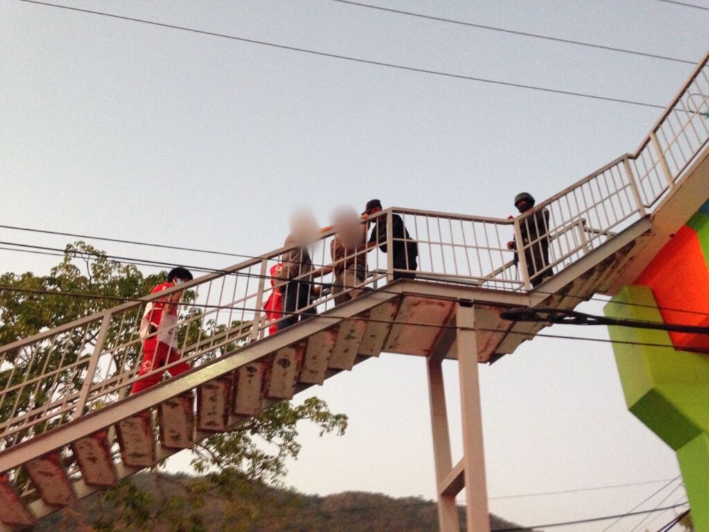 Cantante trata de arrojarse de un puente en Zihuatanejo