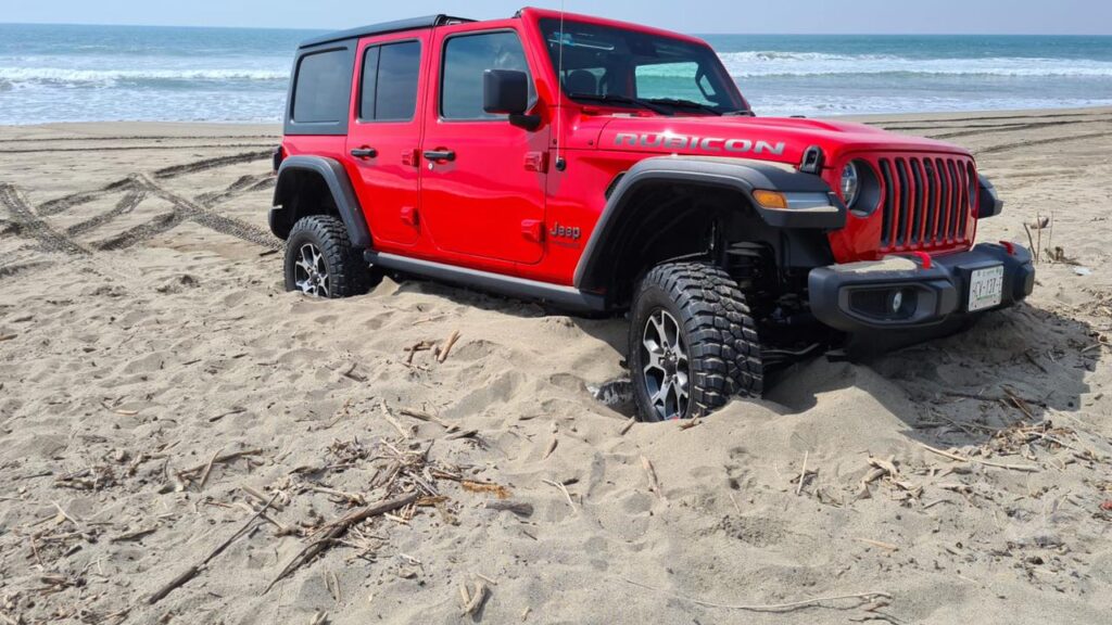 Un Jeep quedó atascado en playa Linda