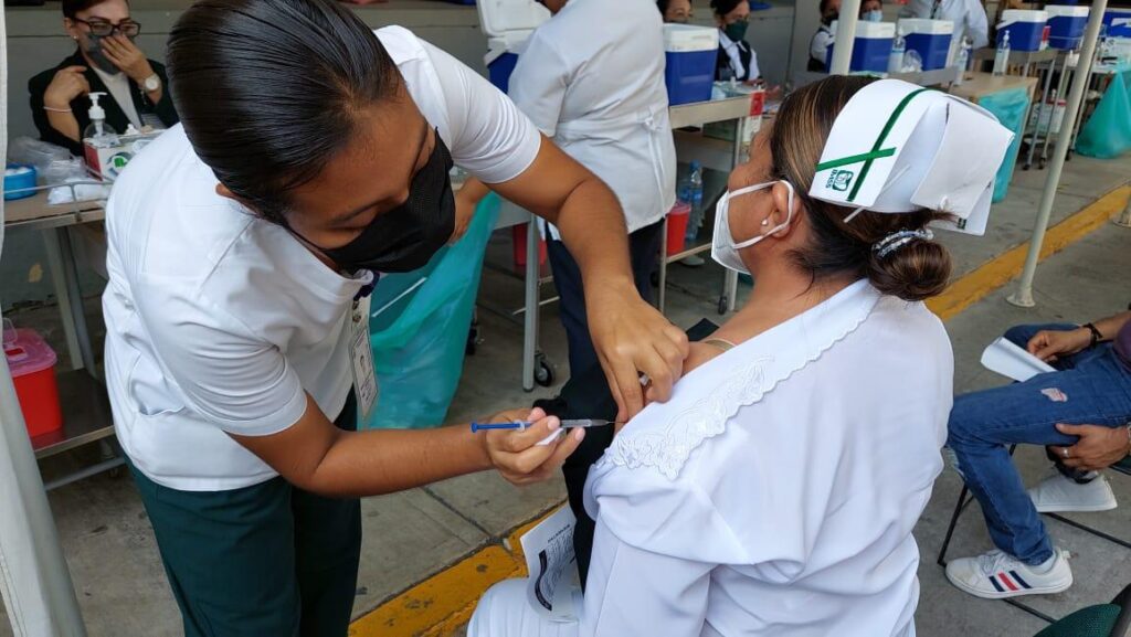 Recibe personal de IMSS Guerrero refuerzo de vacuna contra COVID-19