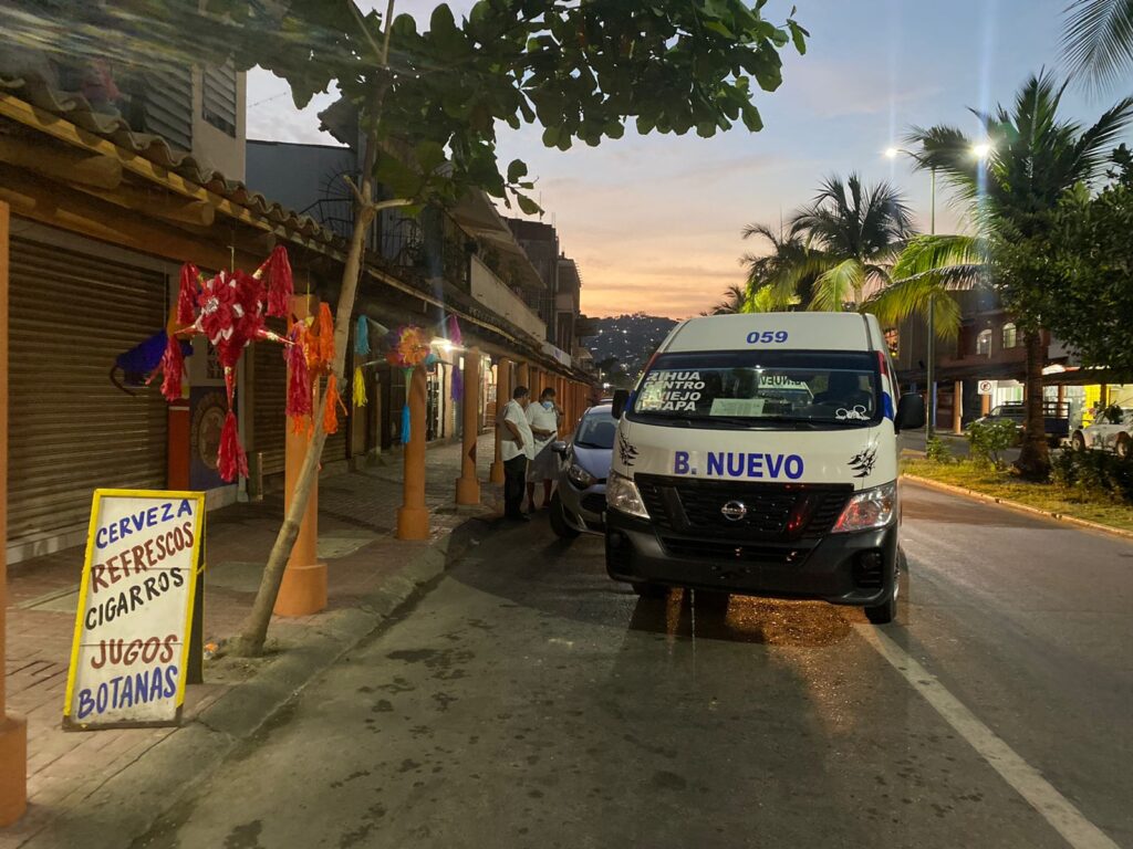 Urvan pasajera choca con auto estacionado en avenida Morelos