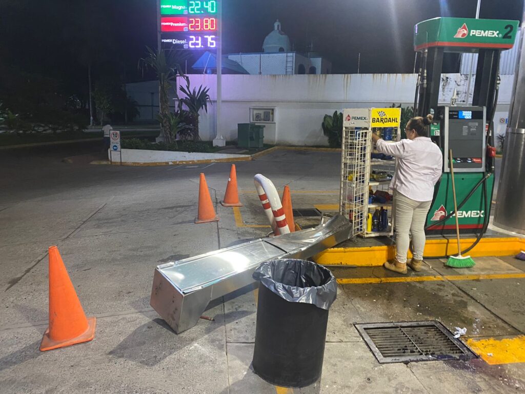 Urvan atropella a despachador y causa daños en gasolinera de La Noria