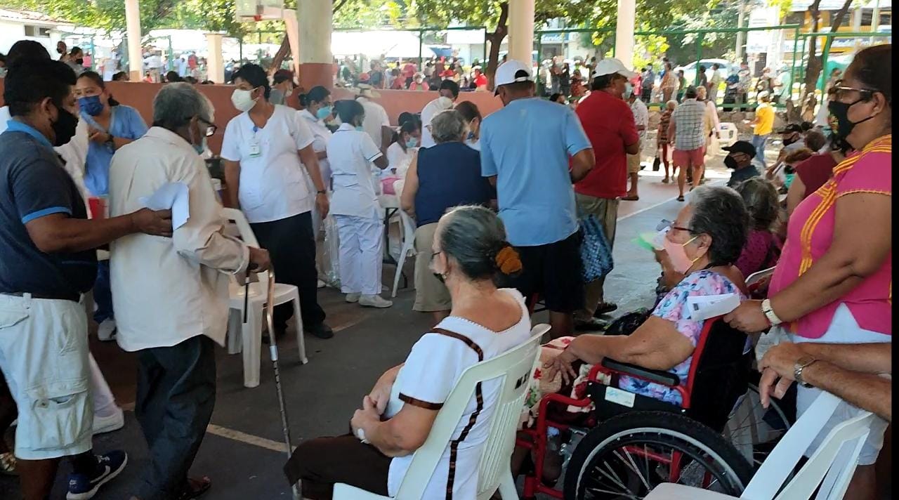 Nutrida asistencia a vacunación de adultos mayores