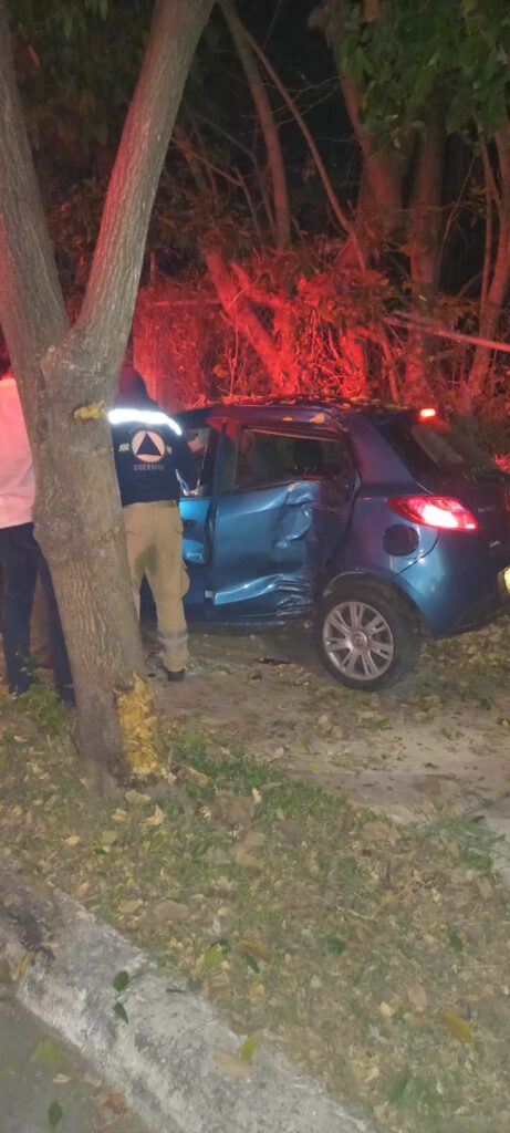 Tras chocar su auto contra un árbol quedó prensado entre fierros retorcidos