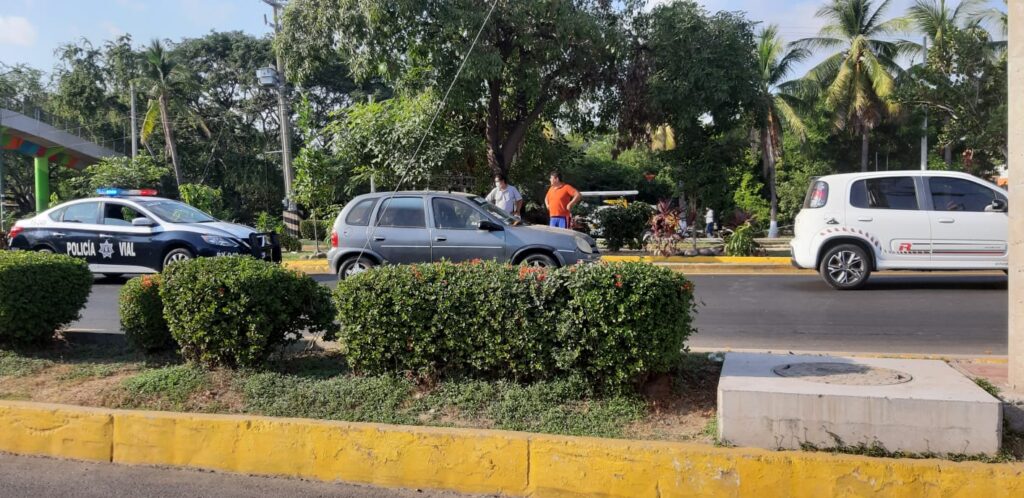 Chocan autos en avenida Colegio Militar
