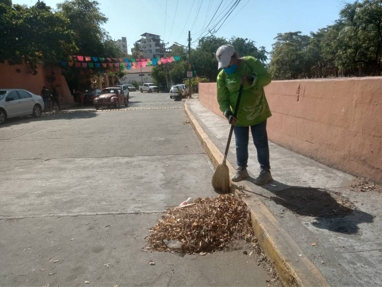 A través de Servicios Públicos, Gobierno de Zihuatanejo continúa con trabajos de limpieza en calles y avenidas