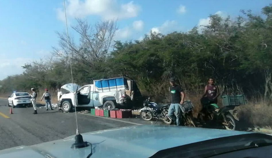 Vuelca camioneta que transportaba pescado en La Unión