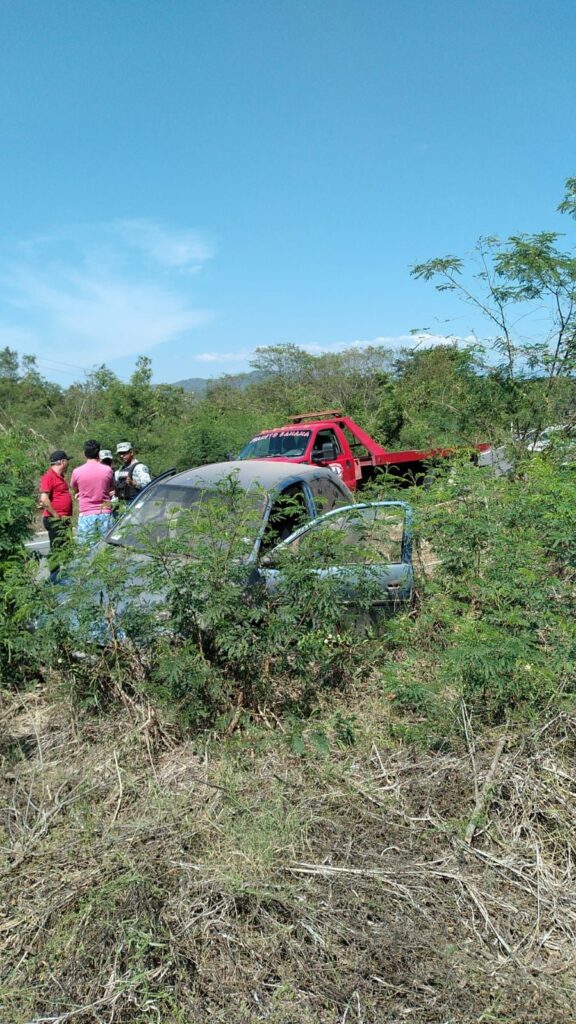 Auto se sale de la Zihuatanejo-Lázaro Cárdenas