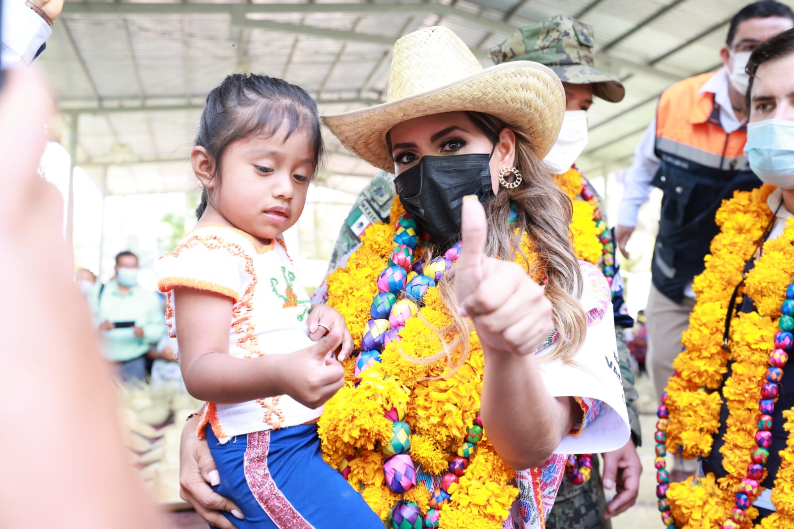 Visita Gobernadora Evelyn Salgado punto de vacunación contra el COVID-19 en Atlamajalcingo del Monte en La Montaña