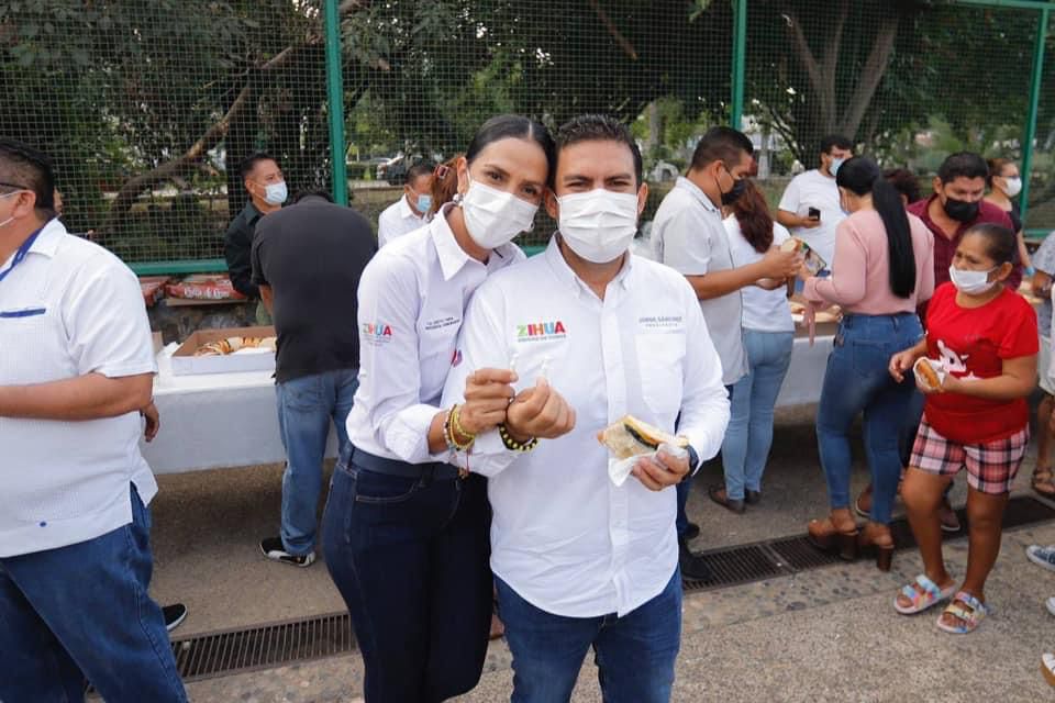 Jorge Sánchez Allec y Lizette Tapia Castro comparten Rosca de Reyes con personal del Ayuntamiento