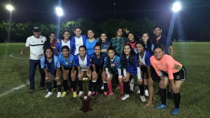 Caballeras FC campeonas del torneo de fin de año de la liga Tekereke de Petatlán