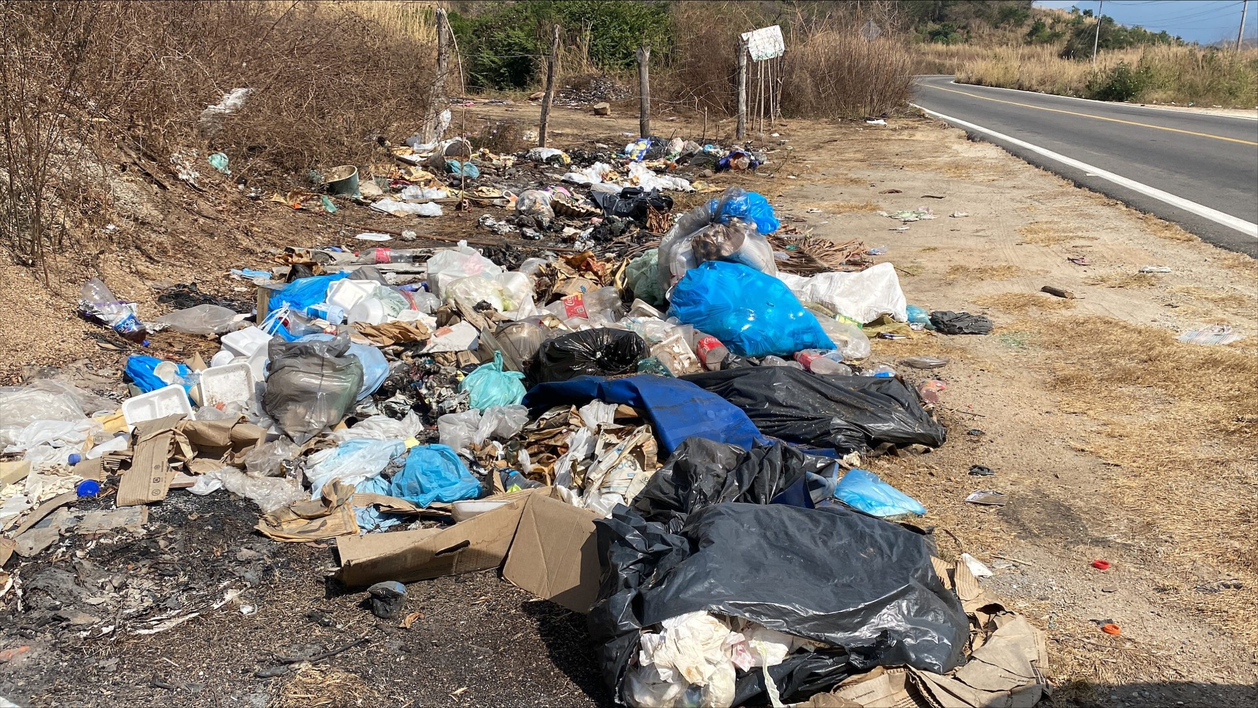 Nuevamente se forman basureros en Petatlán sobre la carretera Acapulco-Zihuatanejo