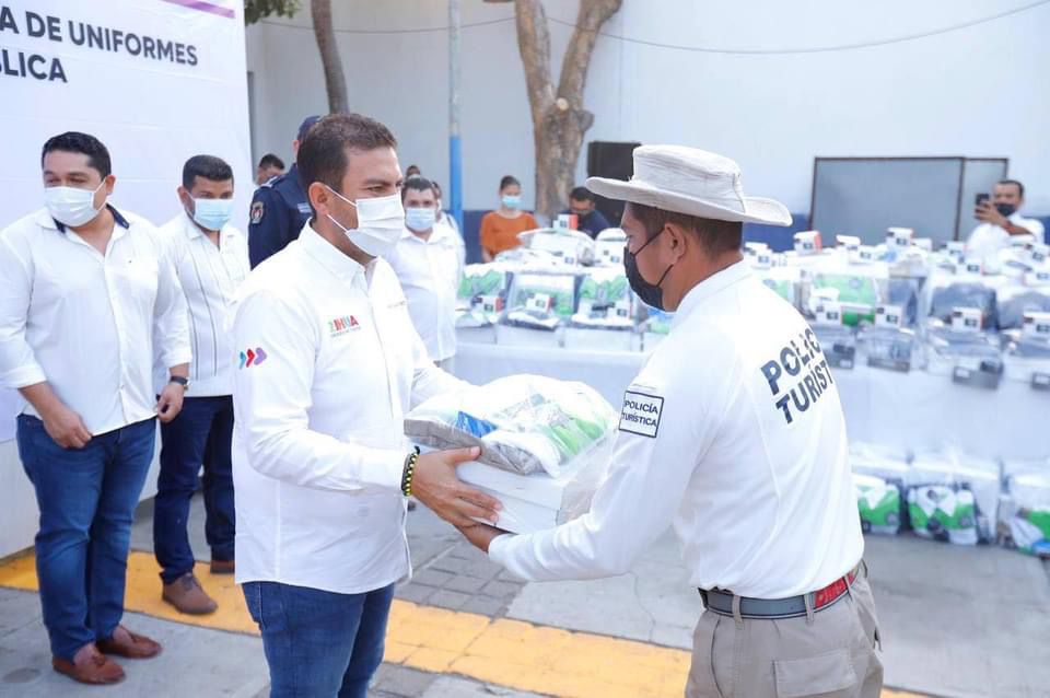 Seguiremos fortaleciendo Seguridad Pública: JSA, al entregar uniformes y ascensos a policías