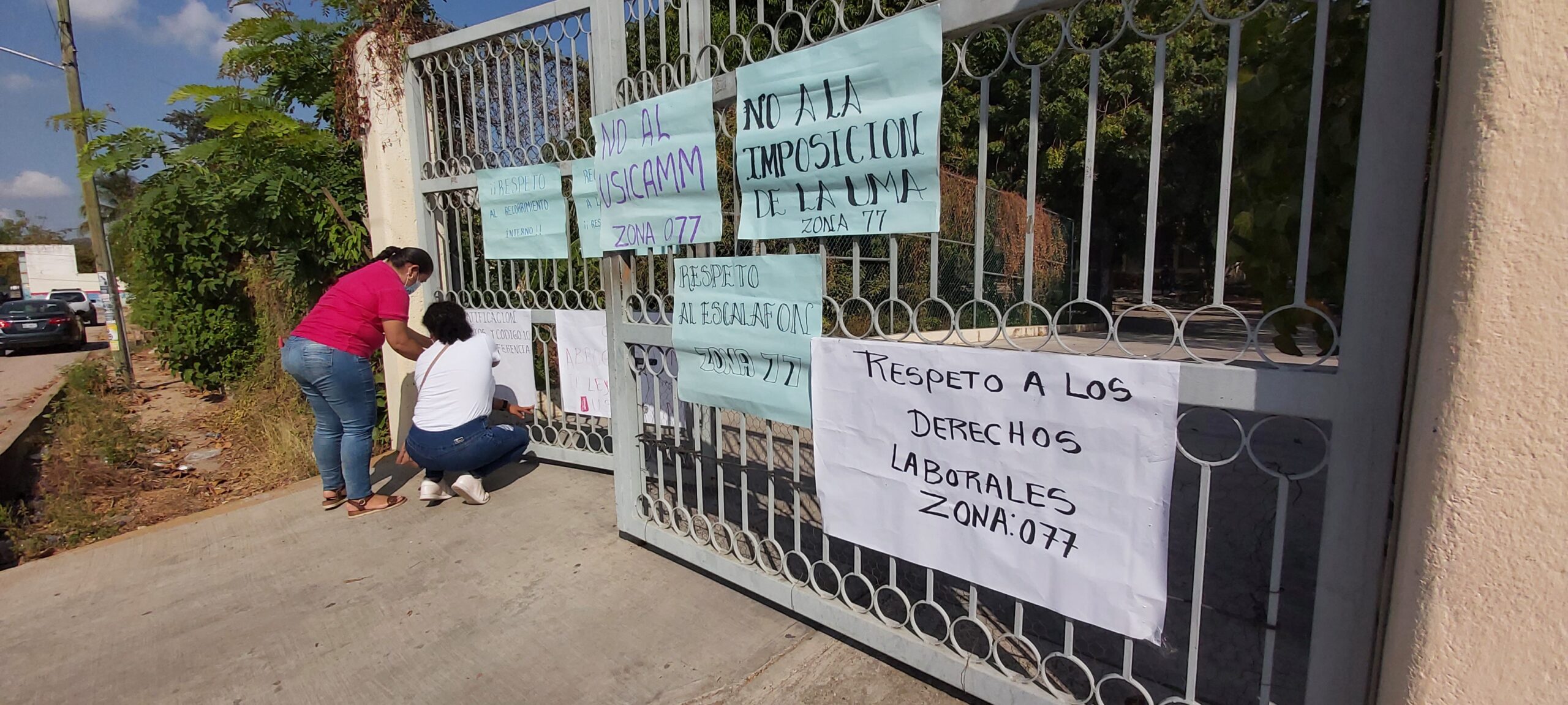 Toman oficinas de la SEG en Tecpan; demandan respeto a escalafón