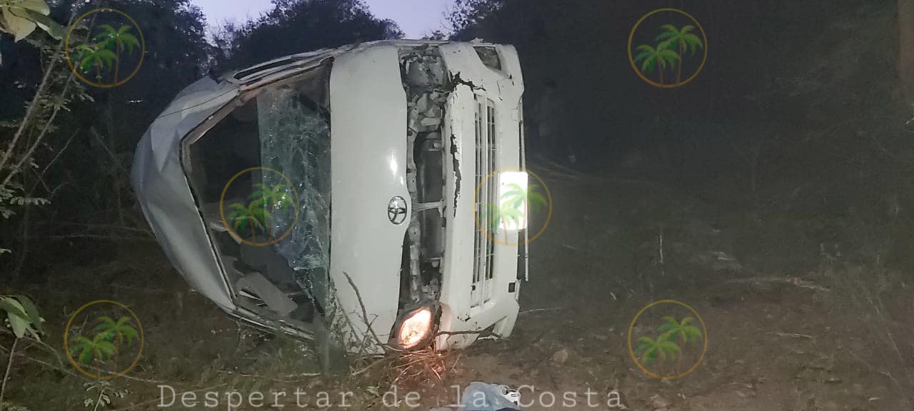 Mueren dos profesores y ocho resultan lesionados al volcar camioneta