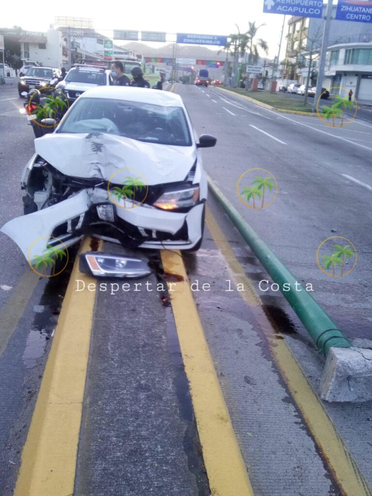 Vehículo se impacta contra un poste en Paseo de Zihuatanejo
