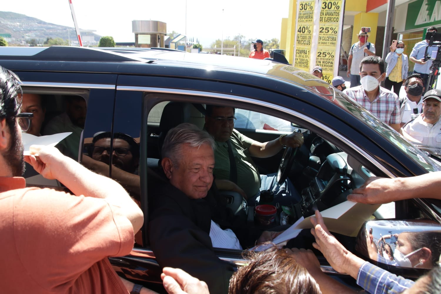 Piden ayuda a AMLO trabajadores del IEEJAG que están en huelga