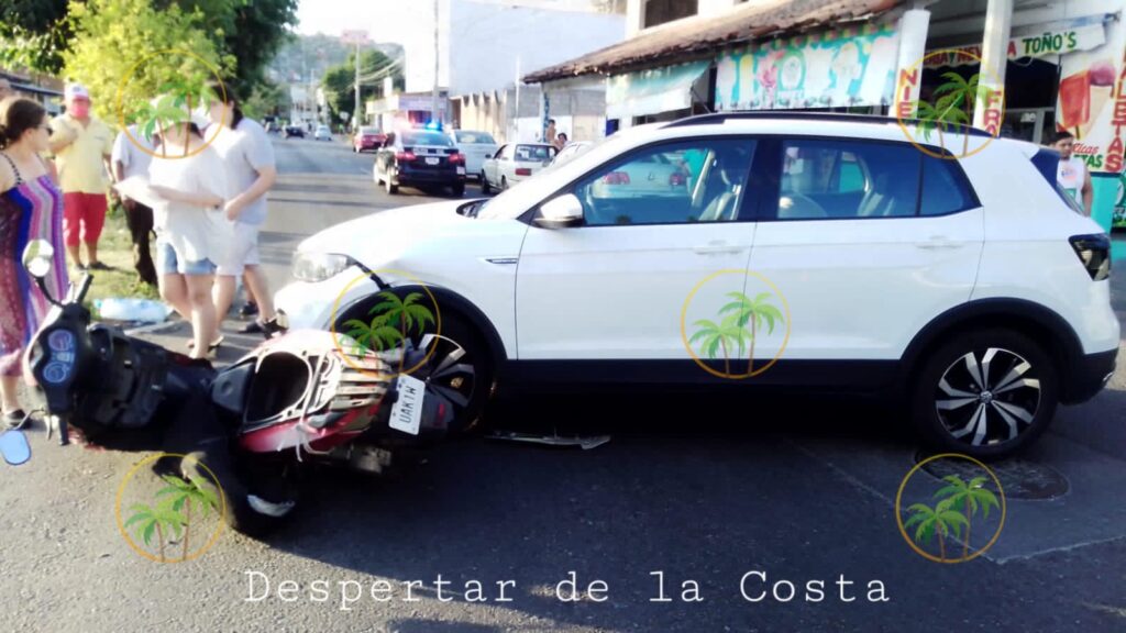 Camioneta arrolla a una mujer que circulaba en una motoneta