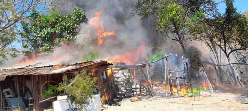 Incendio de pastizales alcanza un establecimiento a orilla de la Zihuatanejo-Lázaro Cárdenas