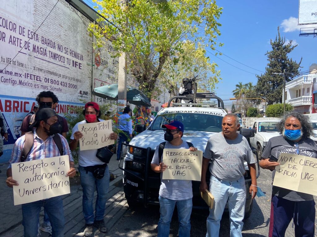 Con el apoyo de la Guardia Nacional… Inspectores federales intentan suspender las transmisiones de Radio Universidad