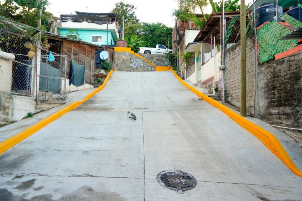 Alcalde Jorge Sánchez entrega calle pavimentada en la IMA para seguir transformando Zihua