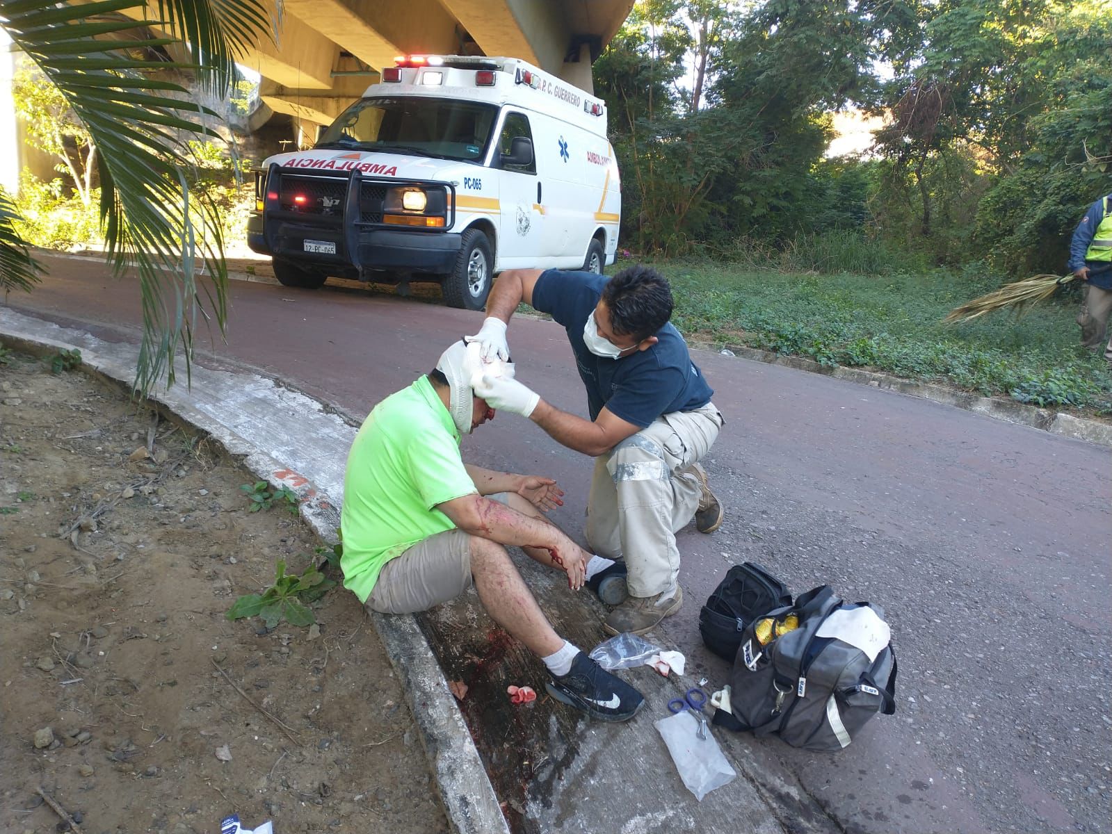 Sufre caída un hombre que corría por la ciclopista de Ixtapa