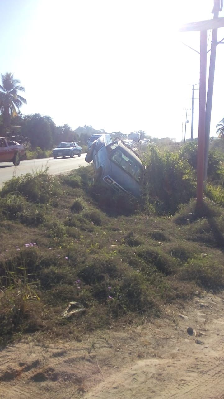 Camioneta se sale de la Acapulco-Zihuatanejo