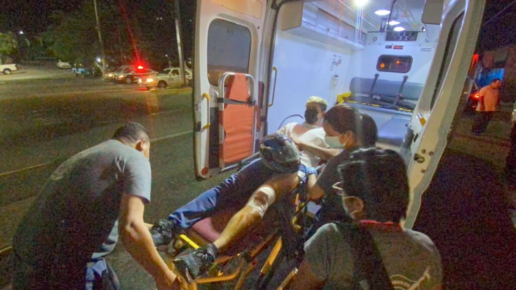 Chocan motos en semáforo de Paseo de Zihuatanejo, un chofer es trasladado al hospital