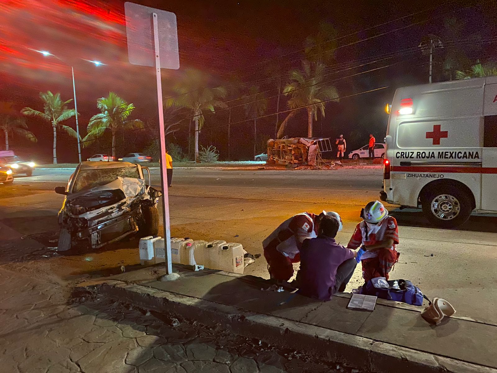 Chocan camionetas en bulevar de Zihuatanejo