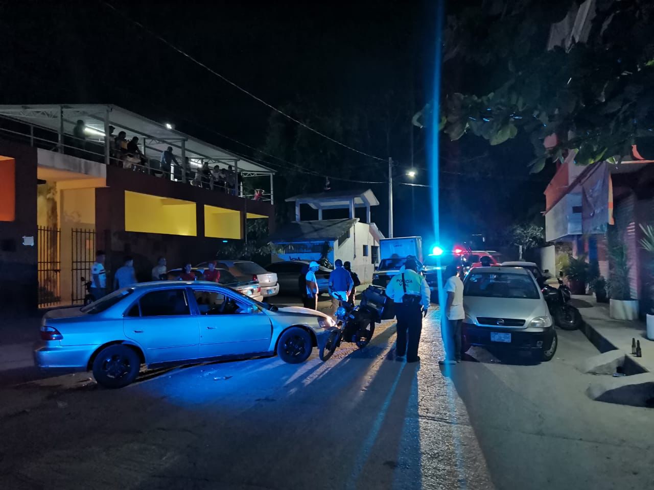 Choca ebrio chofer contra una moto y una camioneta estacionada