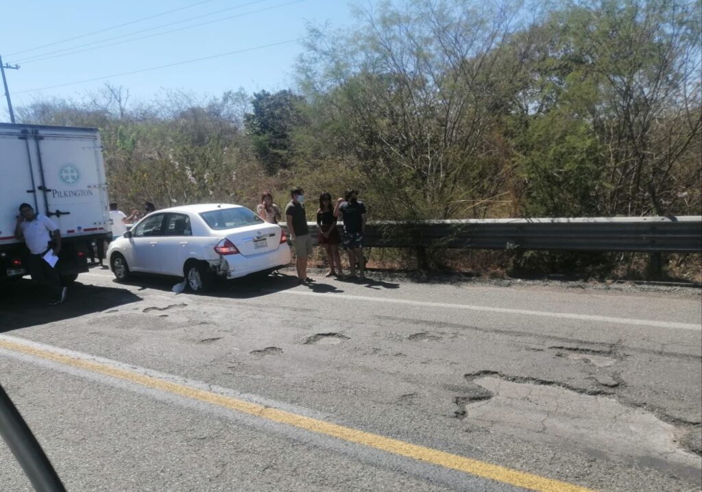 Choque automovilístico por mal estado de la Zihuatanejo-Lázaro Cárdenas