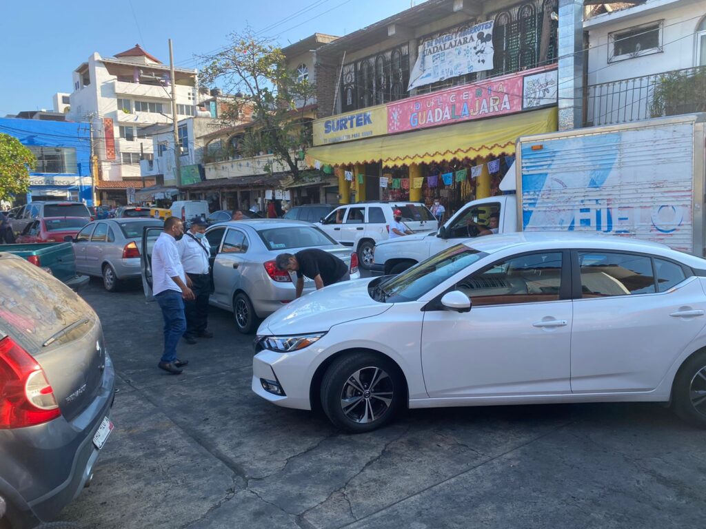 Minuciosos daños choque vehicular en el mercado Central de Zihua
