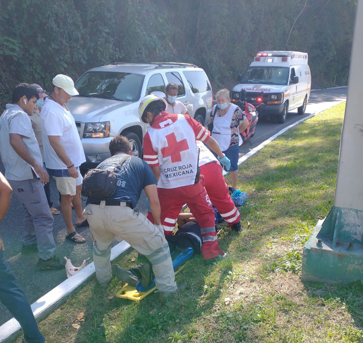 Derrapa motociclista en Paseo de Ixtapa